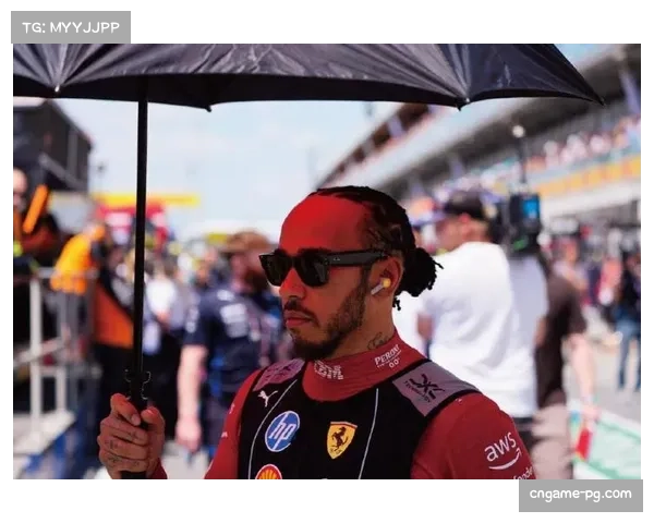 汉密尔顿赛车起步阶段受损，车队无线电确认爆胎并最终退赛